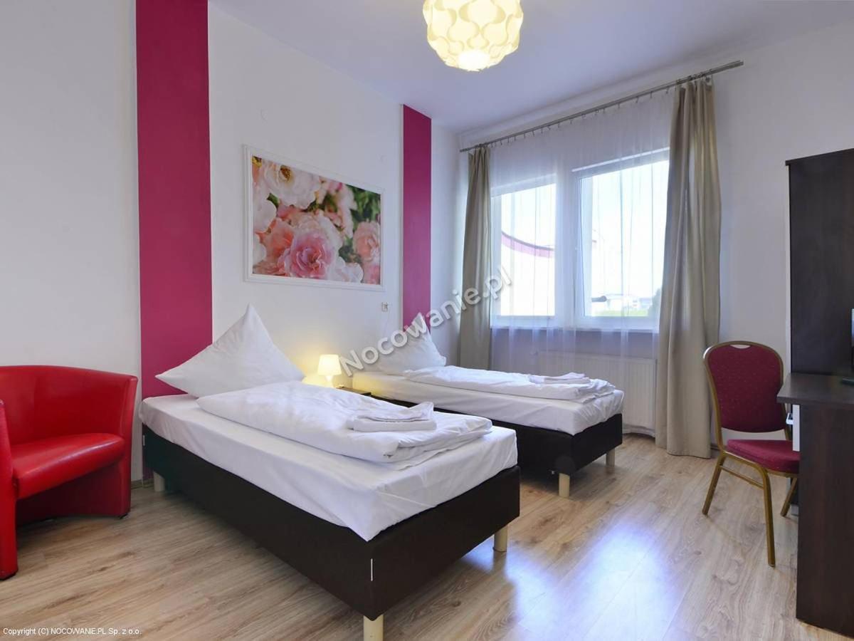 Hotelik Kameleon Pokoje Goscinne Jawor Exterior photo